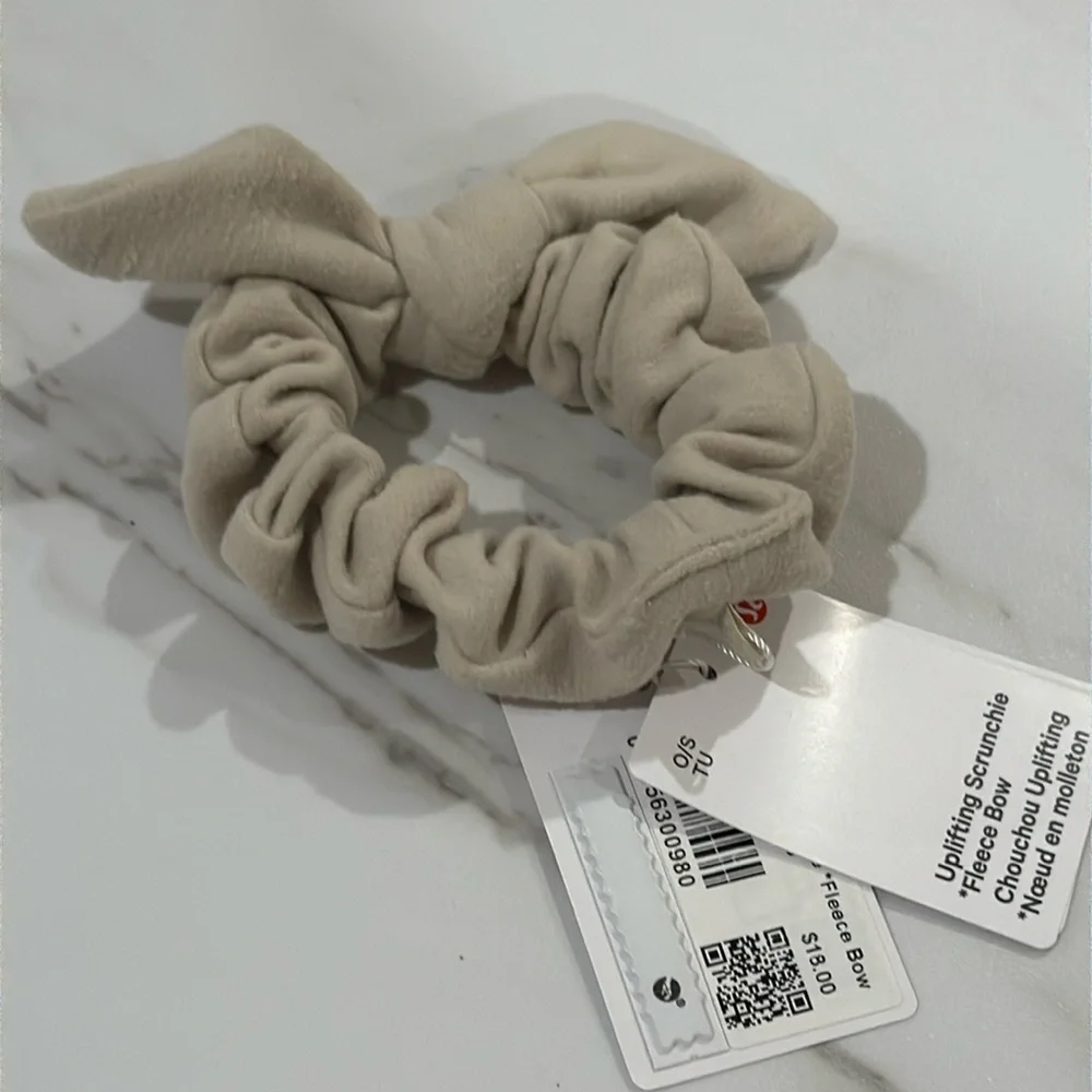 LULULEMON Uplifting Scrunchie Fleece Bow – Natural Ivory 🤍 NWT - Picture 2 of 3